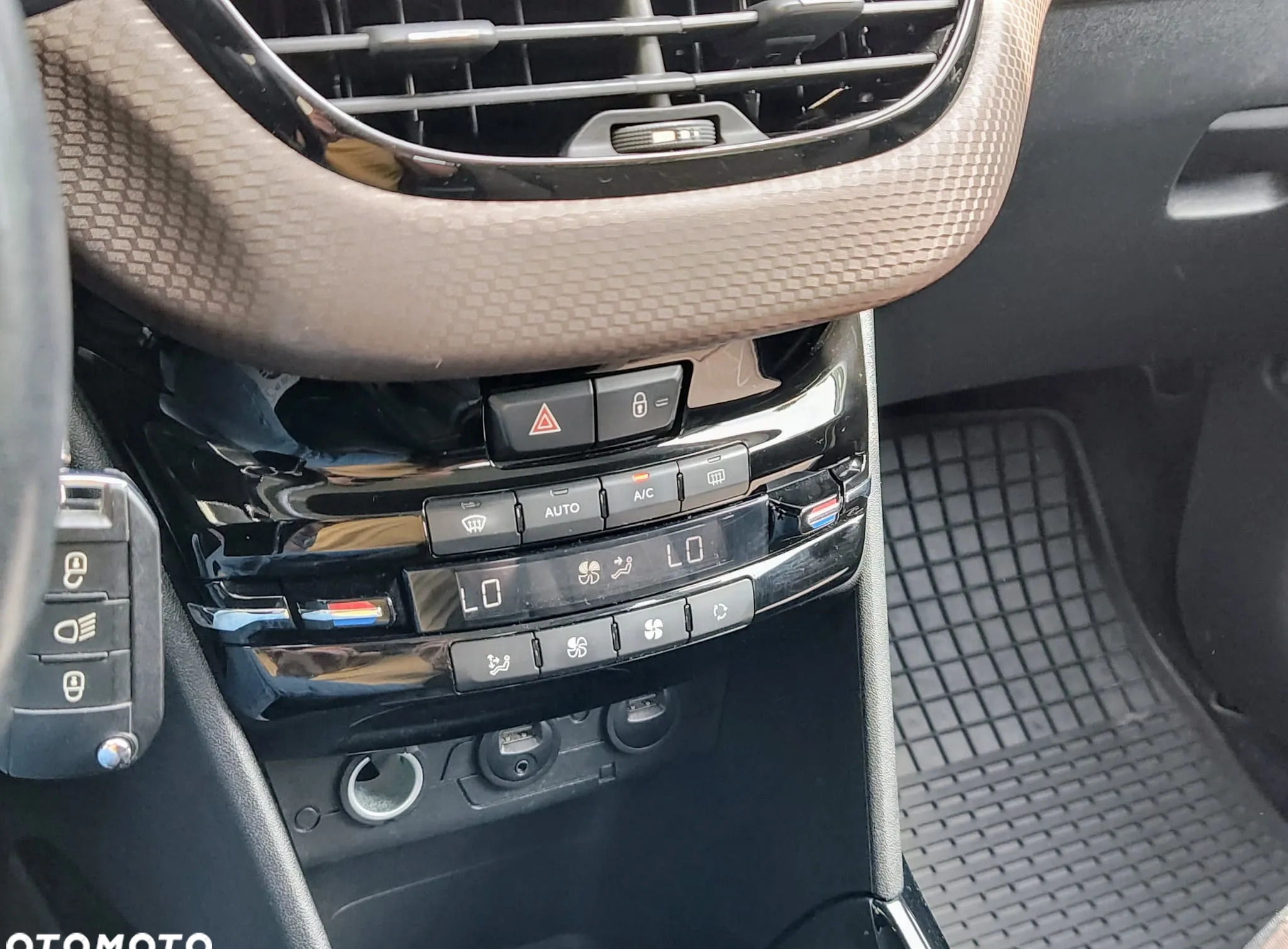 Peugeot 2008 cena 36700 przebieg: 134000, rok produkcji 2013 z Łódź małe 277